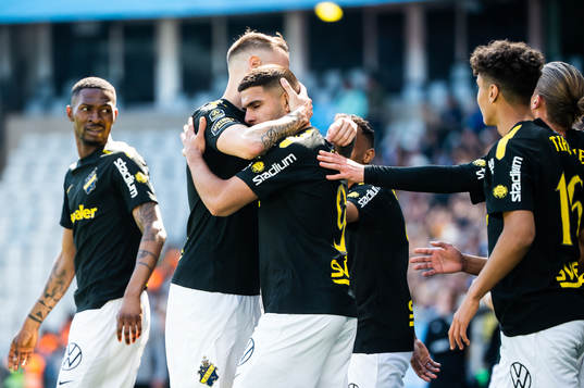 AIKs Omar Faraj jublar med lagkamrater