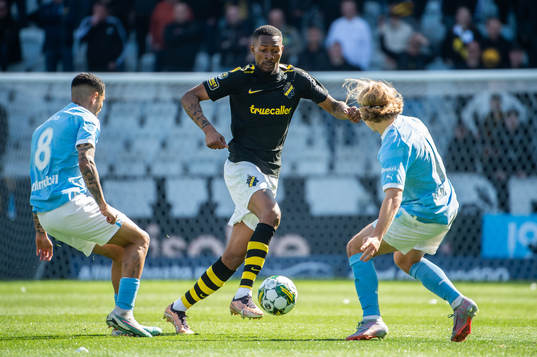 AIKs Aboubakar Keita mot Malmö FFs Sergio Pena och