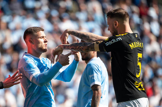 Malmö FFs Gabriel Busanello och AIKs Alexander Milosevic i