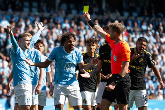 Malmö FFs Gabriel Busanello får ett gult kort av domare