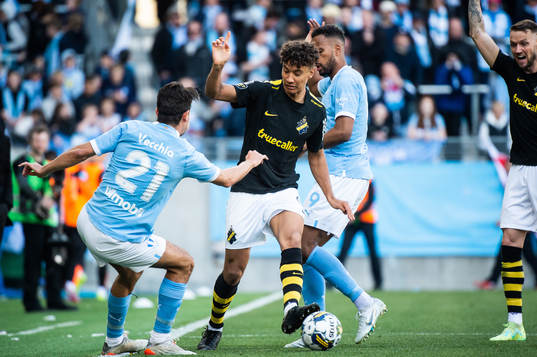 AIKs Robin Tihi och Malmö FFs Stefano Vecchia och Isaac