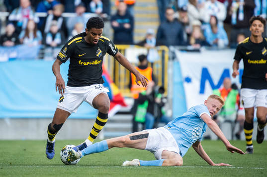 AIKs Alexander Fesshaie Beraki och Malmö FFs Hugo Larsson