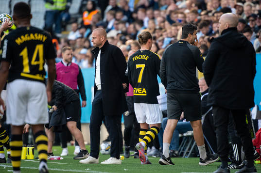 AIKs Viktor Fischer byts ut med skada