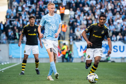 Malmö FFs Hugo Larsson och AIKs Alexander Fesshaie Beraki