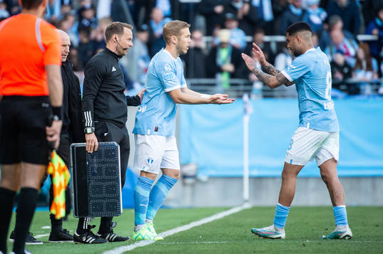 Malmö FFs Anton Tinnerholm byts in för Malmö FFs Sergio