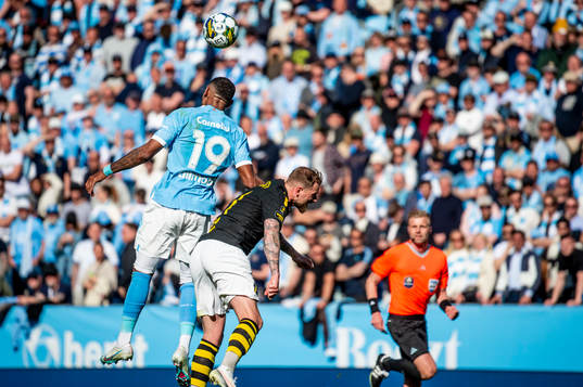 AIKs John Guidetti får en smäll i en närkamp med Malmö