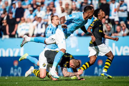 AIKs John Guidetti får en smäll i en närkamp med Malmö