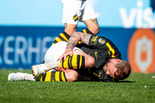 AIKs John Guidetti får en smäll