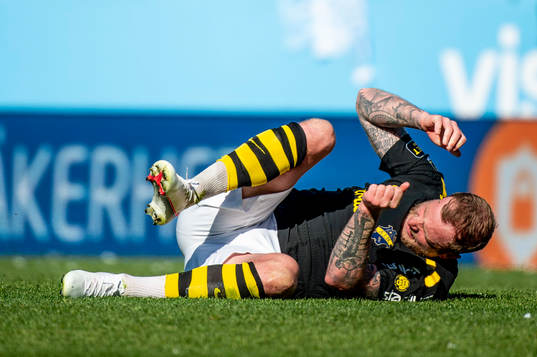 AIKs John Guidetti får en smäll