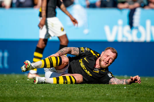 AIKs John Guidetti får en smäll