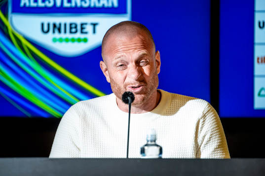 AIKs tränare Andreas Brännström på en presskonferens