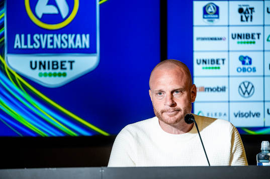 AIKs tränare Andreas Brännström på en presskonferens