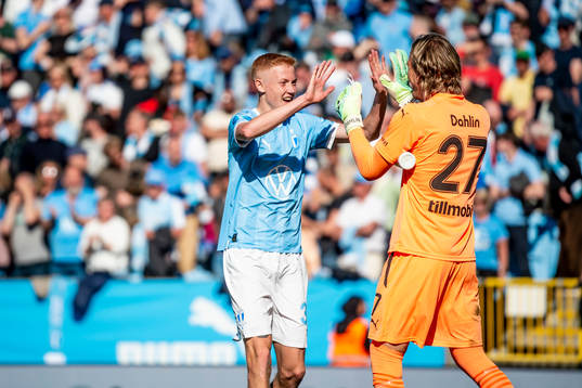 Malmö FFs Hugo Larsson jublar med målvakt Johan Dahlin