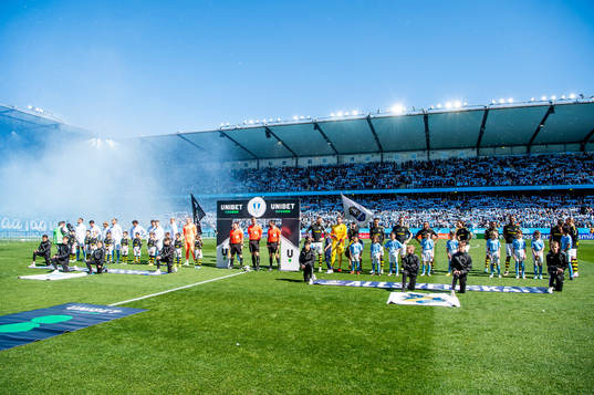 Lagen ställer upp innan fotbollsmatchen i Allsvenskan