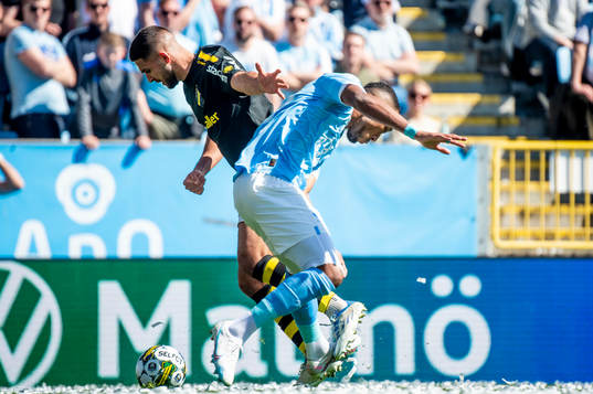 Malmö FFs Derek Cornelius fäller AIKs Omar Faraj i