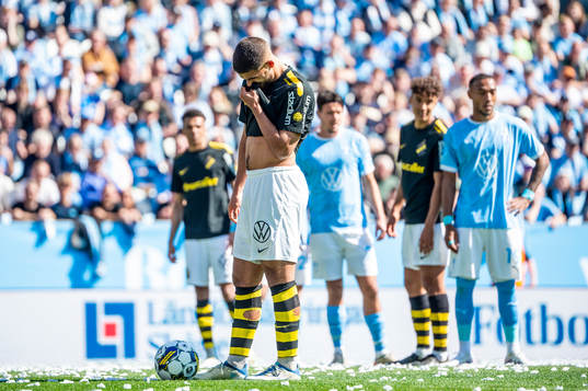 AIKs Omar Faraj på väg att lägga straff