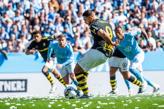 AIKs Omar Faraj skjuter straff