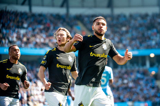 AIKs Omar Faraj jublar med lagkamraterna