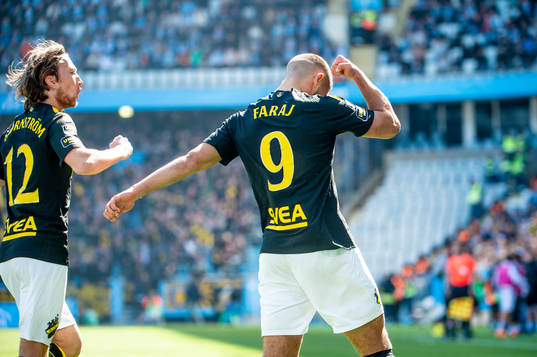 AIKs Omar Faraj jublar med lagkamraterna