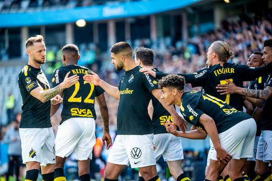 AIKs Omar Faraj jublar med lagkamraterna
