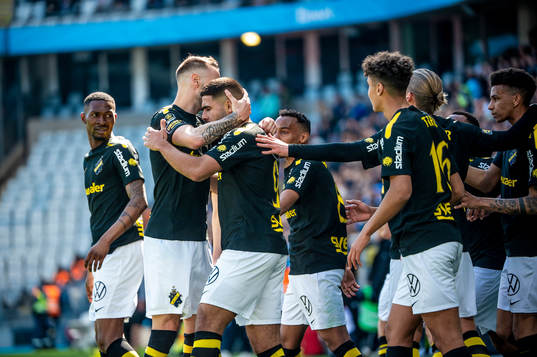 AIKs Omar Faraj jublar med lagkamraterna