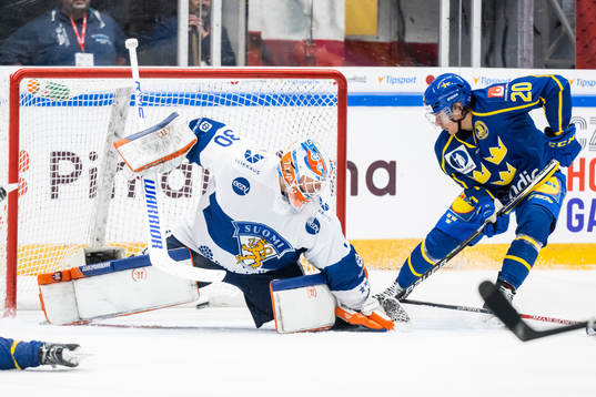 André Petersson of Sweden scores 1-0