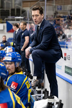 head coach Sam Hallam of Sweden
