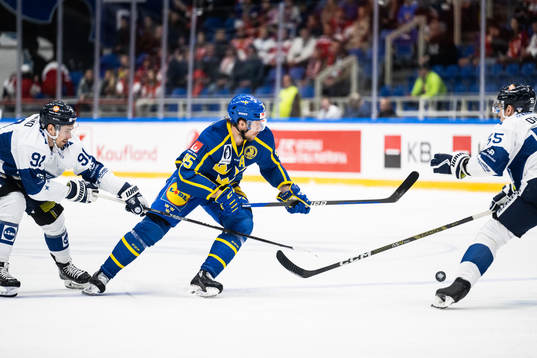 Juho Lammikko and Atte Ohtamaa of Finland against Jacob de
