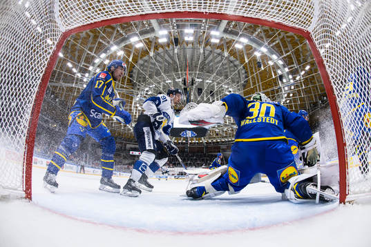 Pär Lindholm and goaltender Jesper Wallstedt of Sweden