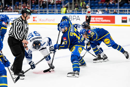 Sakari Manninen of Finland against Pär Lindholm of Sweden