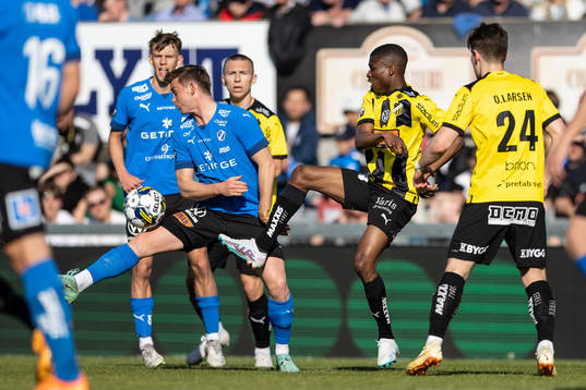 Halmstads Jonathan Svedberg och Häckens Akoua Romeo Amane