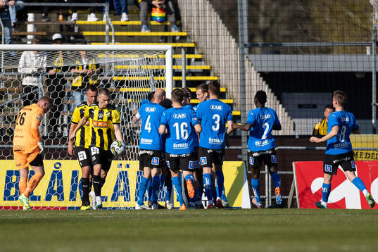 Halmstads Phil Ofosu-Ayeh jublar med lagkamrater