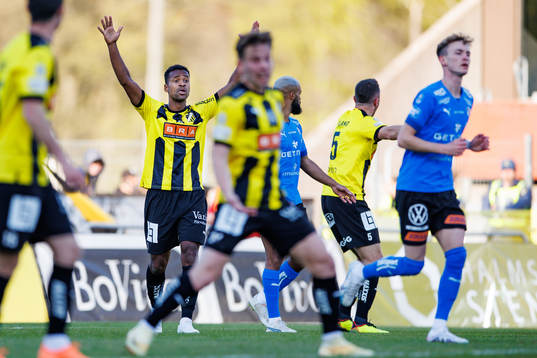 Häckens Ola Kamara reagerar