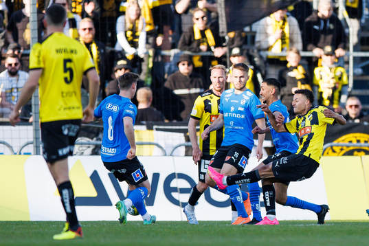 Halmstads Benjamin Hjertstrand och Häckens Ola Kamara