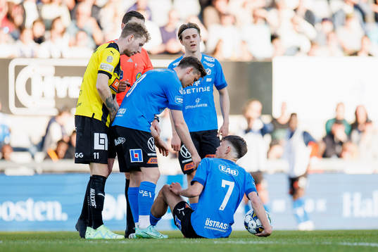 Häckens Samuel Gustafson och Halmstads Kazper Karlsson