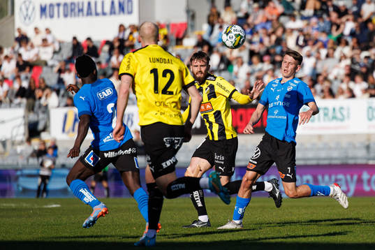 Häckens Simon Sandberg och Halmstads Kazper Karlsson