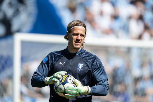 Malmö FFs målvakt Johan Dahlin värmer upp