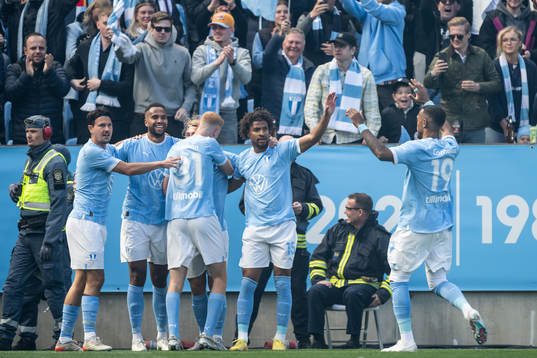 Malmö FFs Sebastian Nanasi jublar med lagkamrater