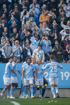 Malmö FFs Sebastian Nanasi jublar med lagkamrater