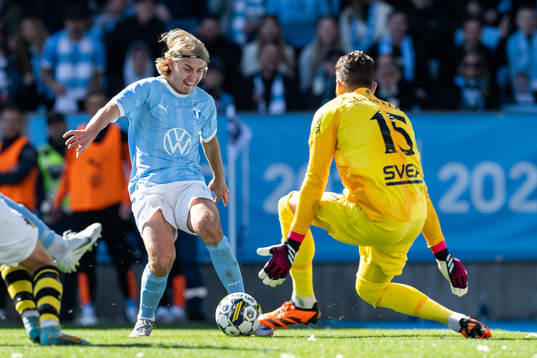Malmö FFs Sebastian Nanasi och AIKs målvakt Kristoffer