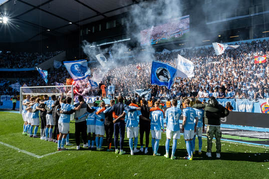 Malmö FFs spelare jublar framför klacken