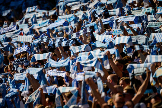 Malmö FFs supportrar med halsdukar