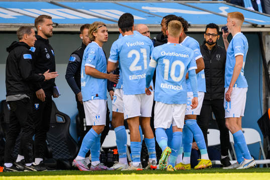 Malmö FFs spelare samlas runt tränare Henrik Rydström