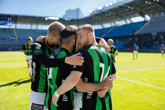 GAIS Julius Lindberg jublar med lagkamrater