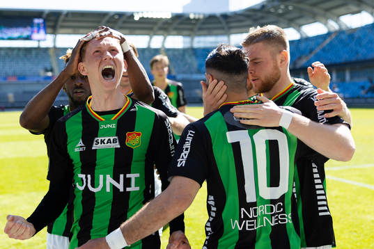 GAIS Julius Lindberg jublar med lagkamrater