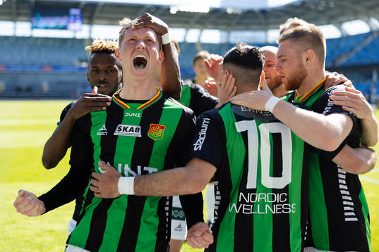GAIS Julius Lindberg jublar med lagkamrater