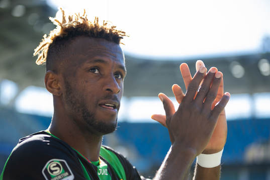GAIS Richard Emeka Friday tackar publiken när han blir