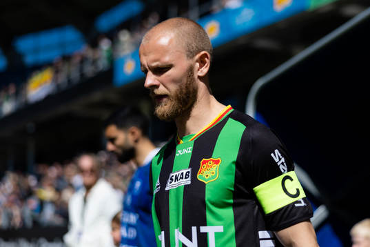 GAIS Niklas Andersen på väg ut till line up innan