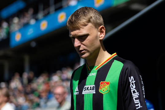 GAIS Joackim Åberg på väg ut till line up innan