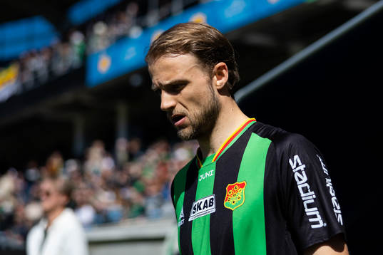 GAIS Gustav Lundgren på väg ut till line up innan